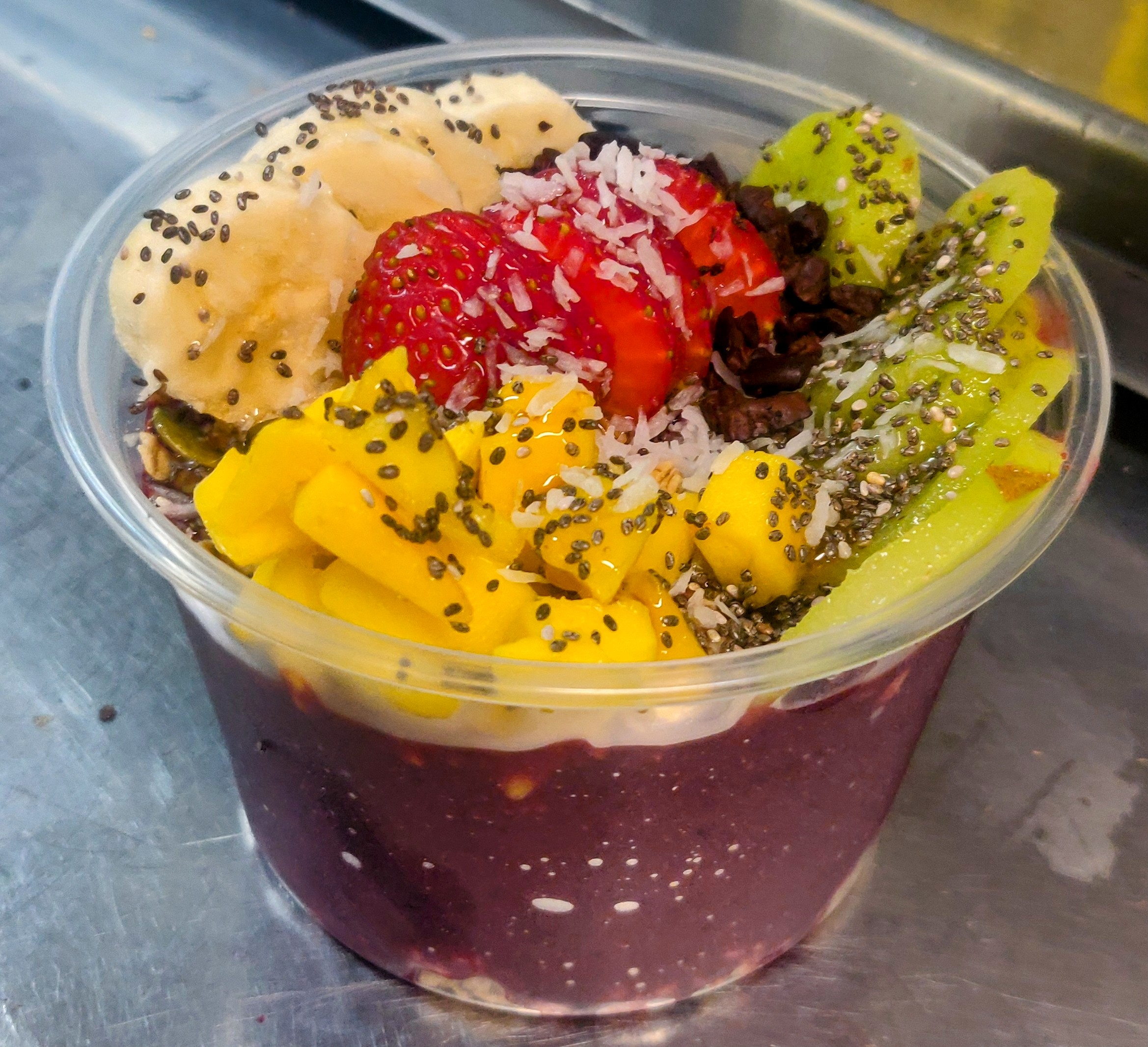 Kiwi mango açaí bowl